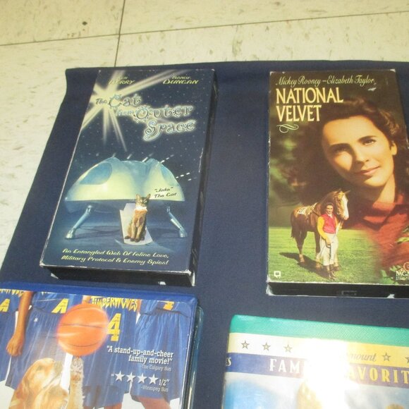 Lot of 6 Animal Lovers VHS Tapes Air Bud, Lassie, Cat from Outer Space and more - Picture 3 of 8